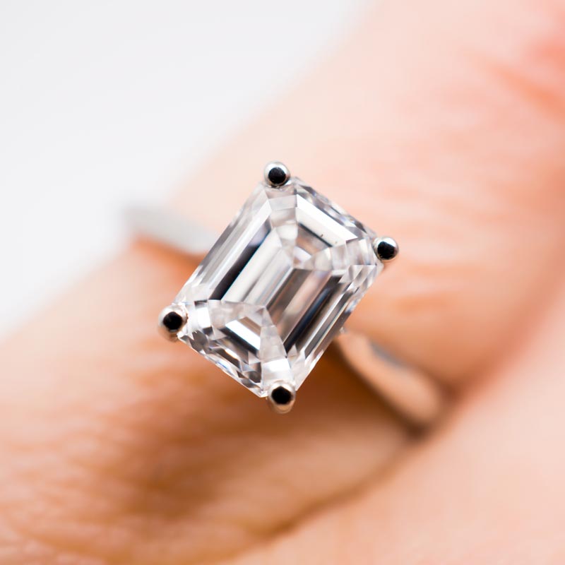 1.37ct-D-VS2-Emerald-finger-3.jpg