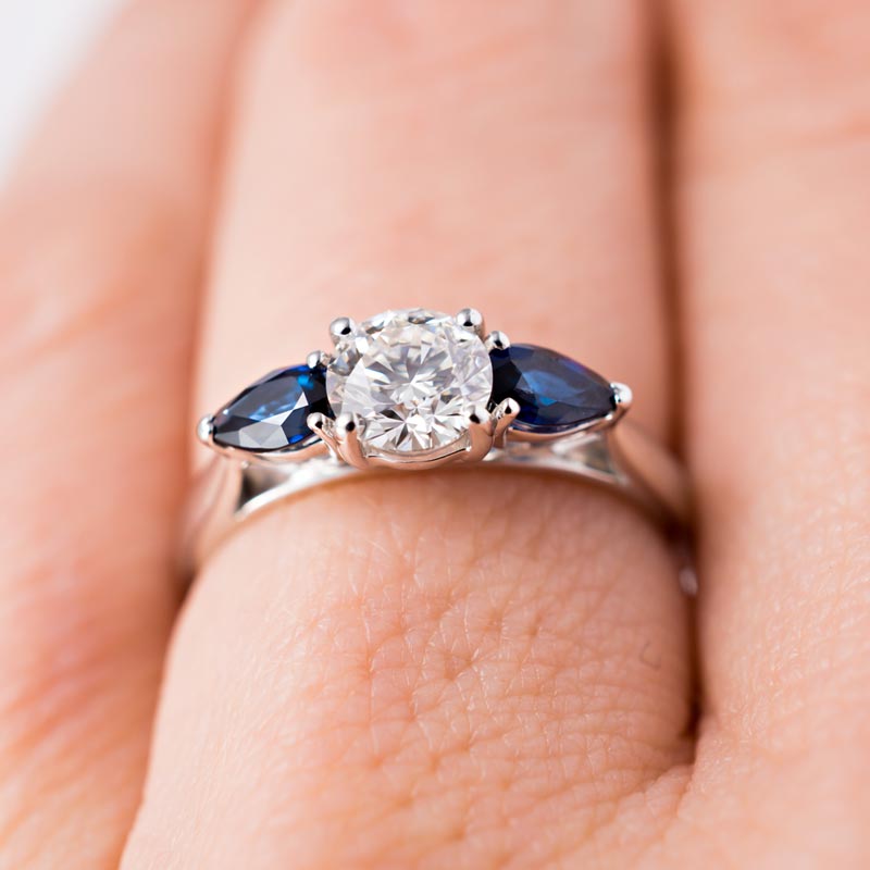1.37ct-Sapphire-finger-2.jpg